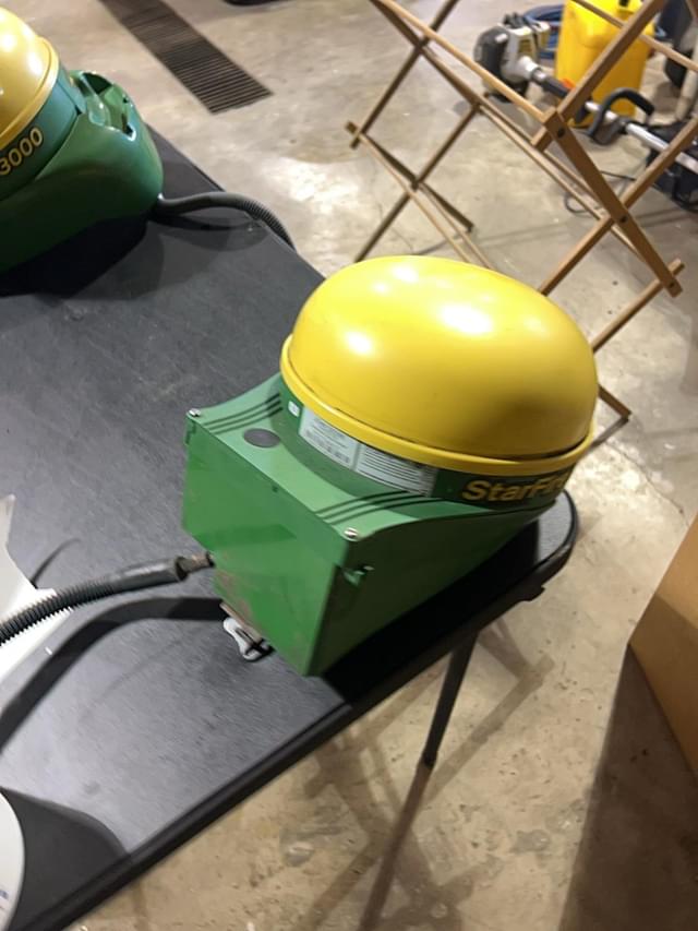 Image of John Deere StarFire 3000 equipment image 3