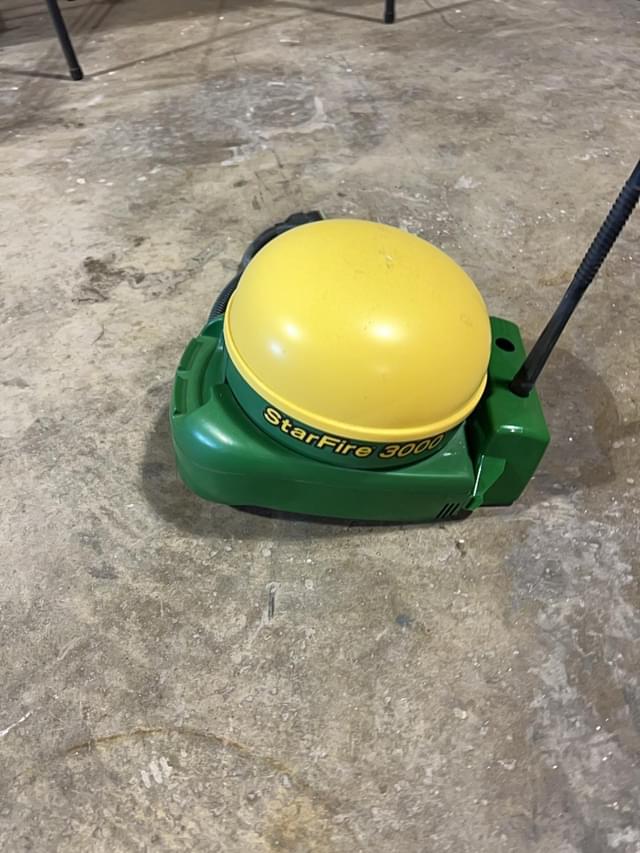 Image of John Deere StarFire 3000 equipment image 4