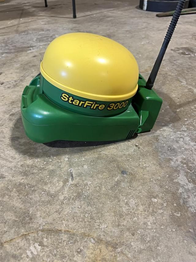 Image of John Deere StarFire 3000 equipment image 2
