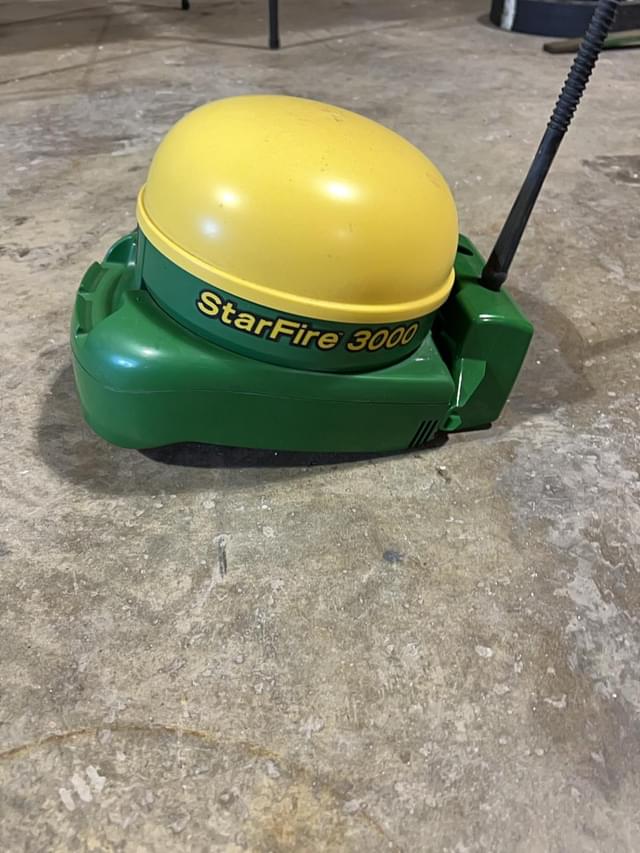 Image of John Deere StarFire 3000 equipment image 3