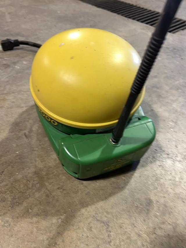 Image of John Deere StarFire 3000 equipment image 2