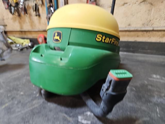 Image of John Deere StarFire 3000 equipment image 4