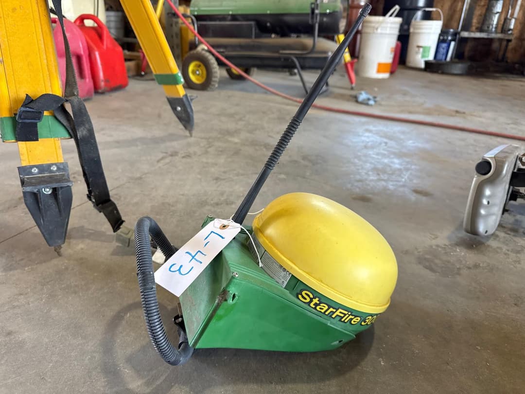 Image of John Deere StarFire 3000 Image 0