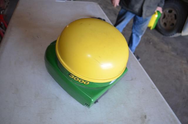 Image of John Deere StarFire 3000 equipment image 3