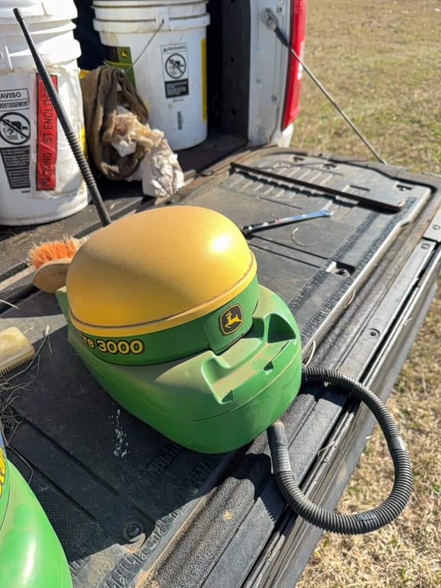 Image of John Deere StarFire 3000 equipment image 2