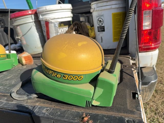 Image of John Deere StarFire 3000 equipment image 4