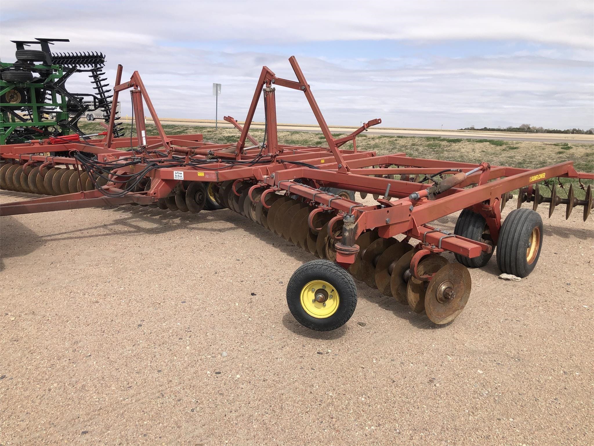 Sunflower 1232-32 Equipment Image0