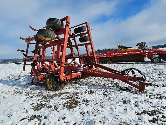 Image of Sunflower 4232 equipment image 3