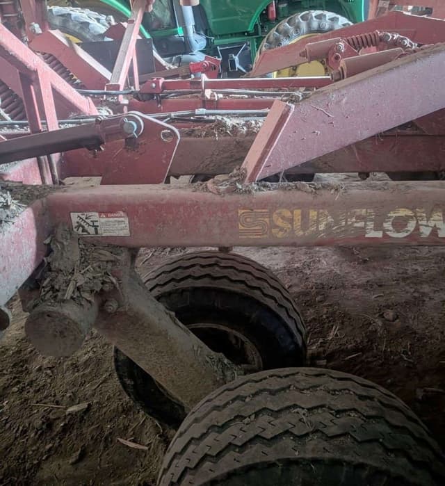 Image of Sunflower 4232 equipment image 4