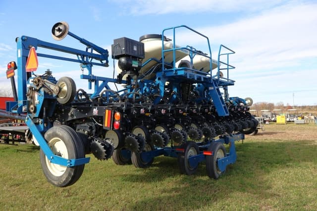Image of Kinze 3600 equipment image 2