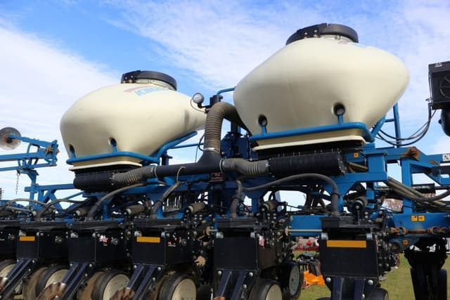 Image of Kinze 3600 equipment image 4