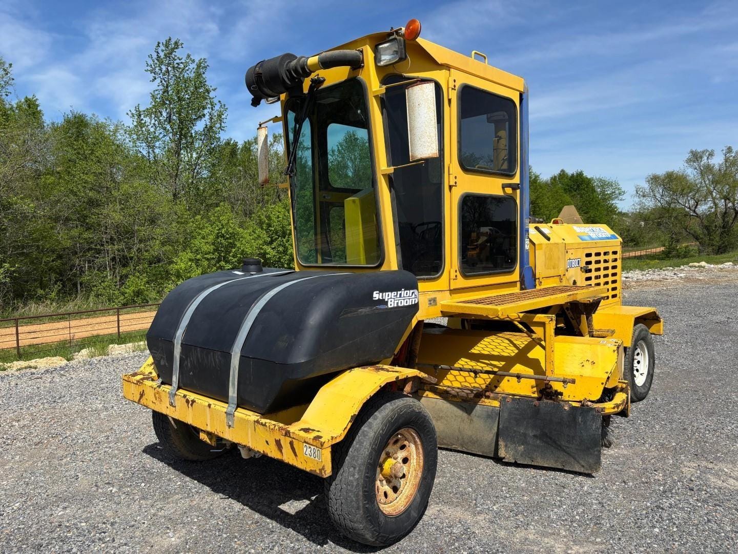 Main image Superior Broom DT80CT