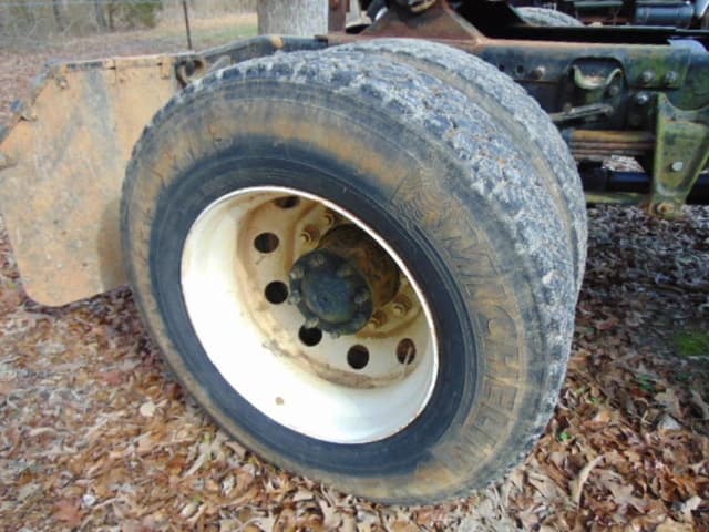 Image of Freightliner FL70 equipment image 3