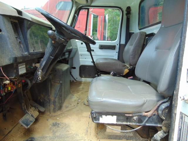 Image of International 4700 equipment image 4