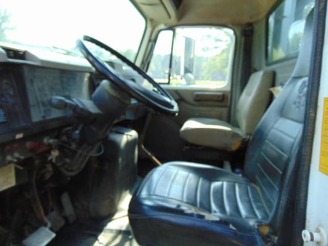 Image of International 4900 equipment image 4