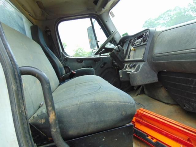 Image of Freightliner Business Class M2 equipment image 4