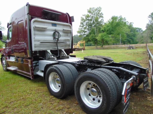 Image of Freightliner Cascadia equipment image 4