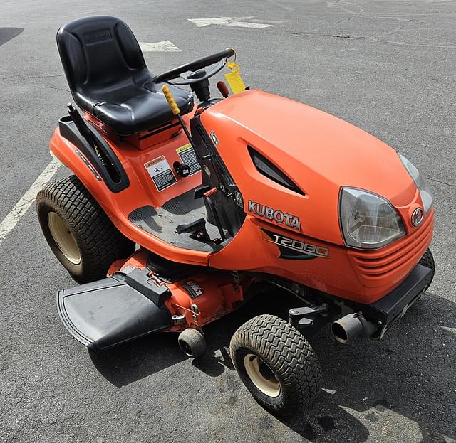 Image of Kubota T2080 equipment image 2