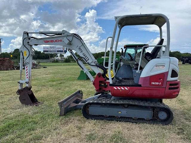 Image of Takeuchi TB235-2 equipment image 2