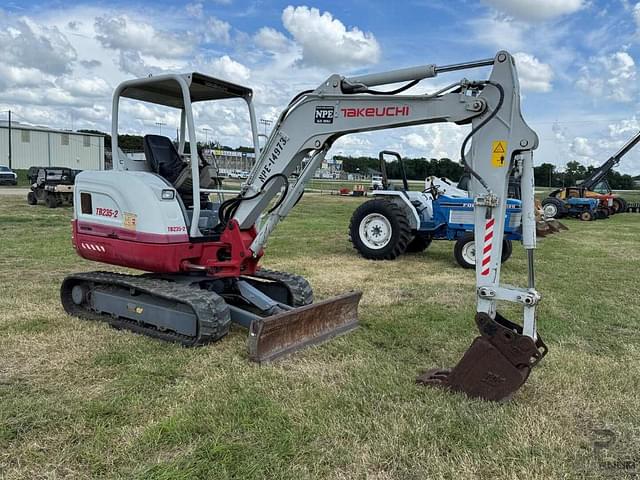 Image of Takeuchi TB235-2 equipment image 4
