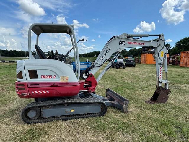 Image of Takeuchi TB235-2 equipment image 3
