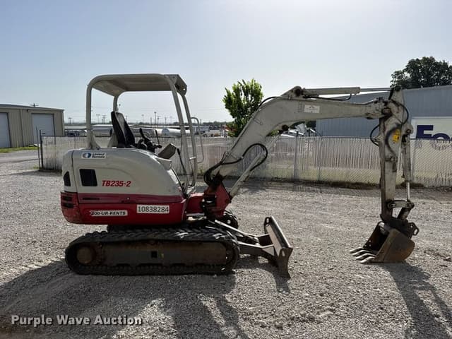 Image of Takeuchi TB235-2 equipment image 3