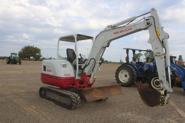 Image of Takeuchi TB240 equipment image 3