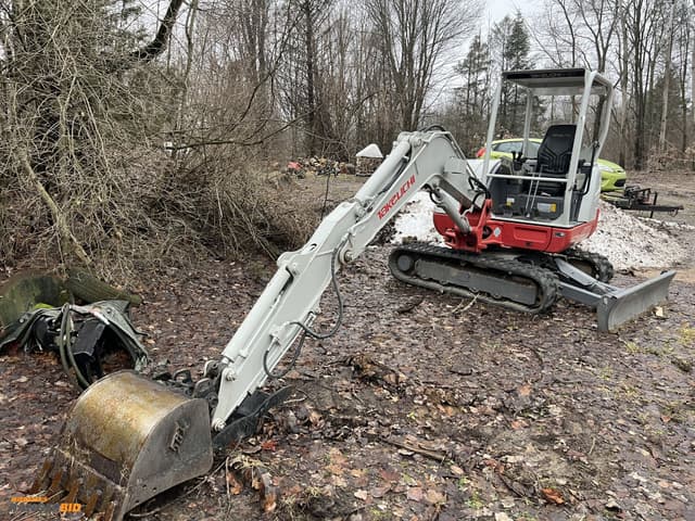 Image of Takeuchi TB240 equipment image 3