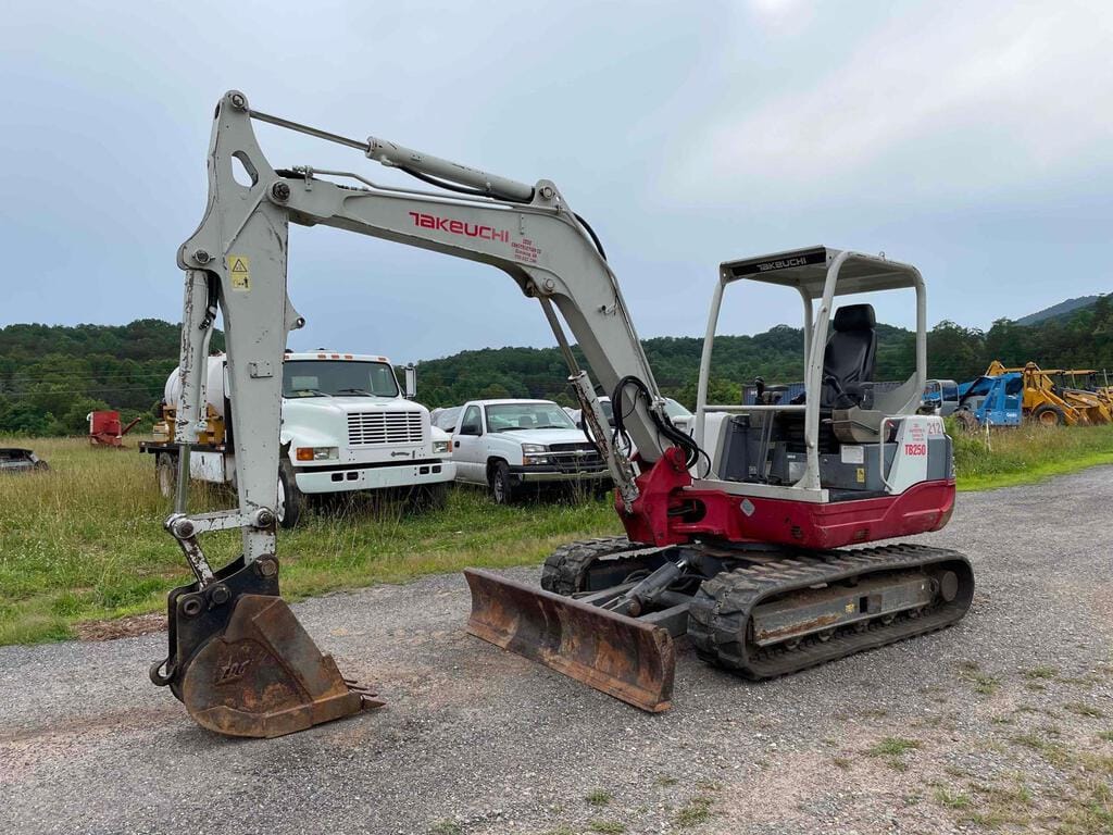 Main image Takeuchi TB250