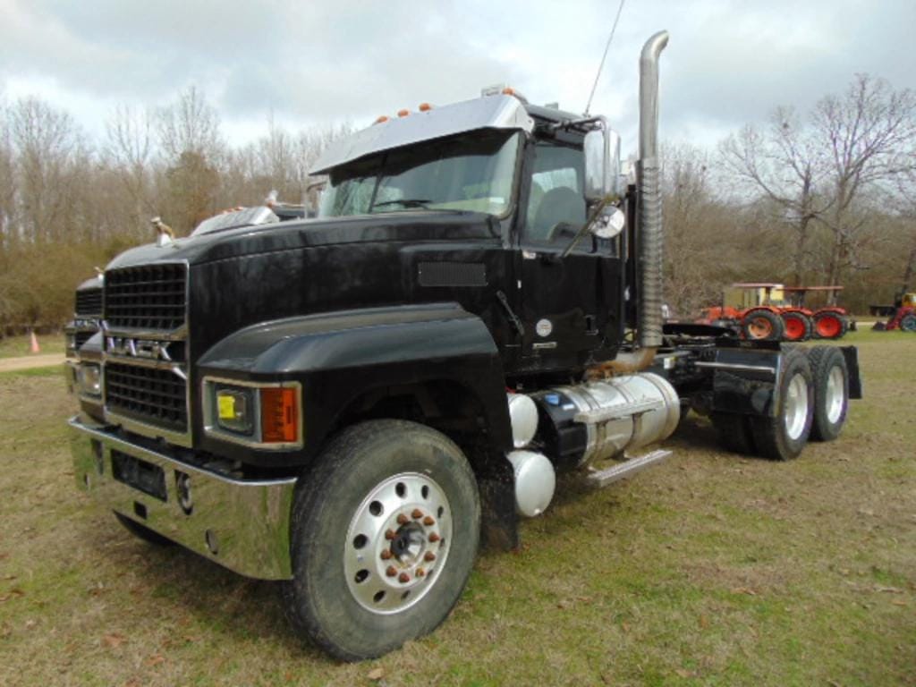 Main image Mack Pinnacle