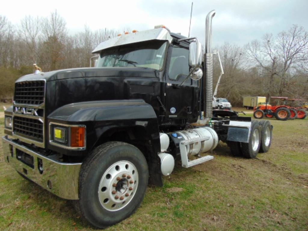 Main image Mack Pinnacle