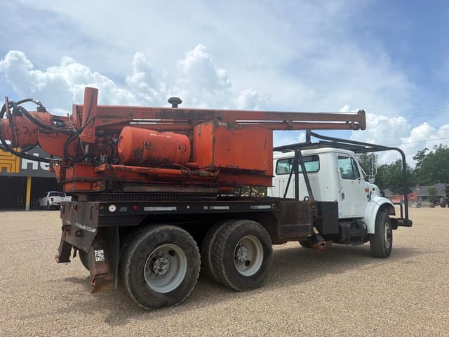 Image of International 4900 equipment image 3