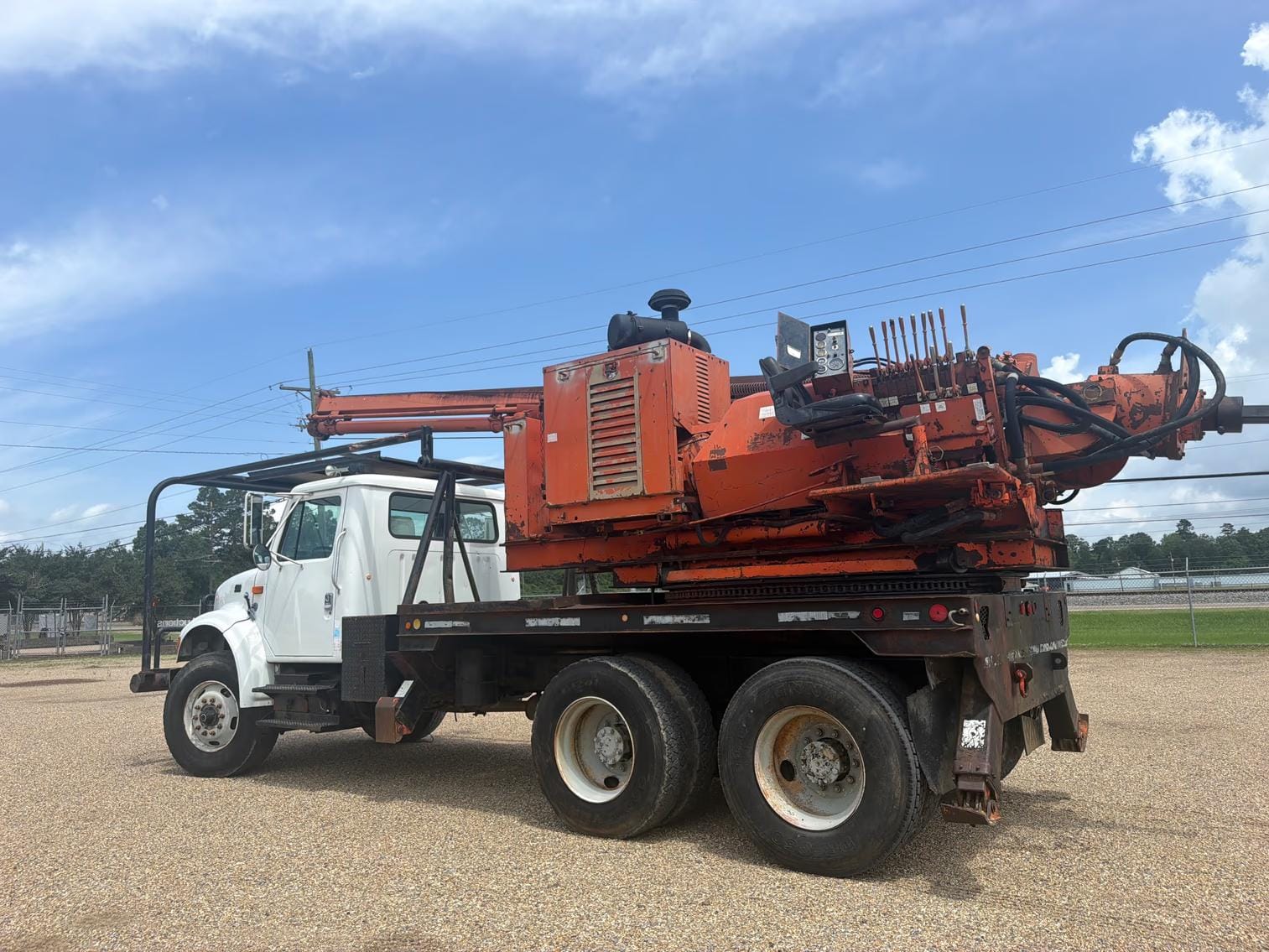 1999 International 4900 Equipment Image0