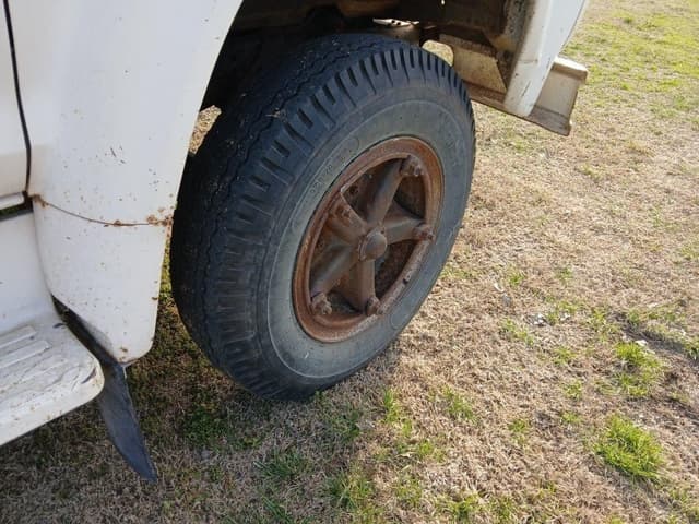 Image of Ford F700 equipment image 4