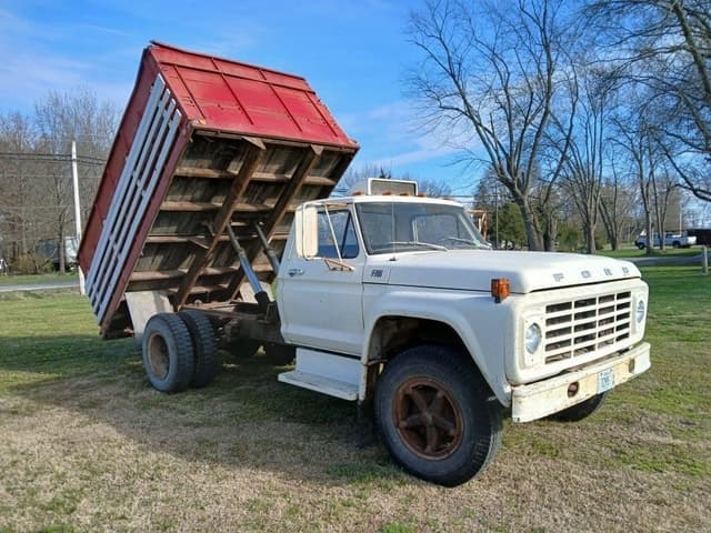 Image of Ford F700 equipment image 2