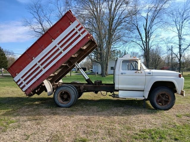 Image of Ford F700 equipment image 3