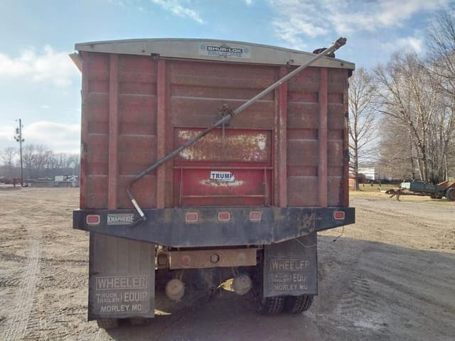 Image of International 2275 equipment image 4