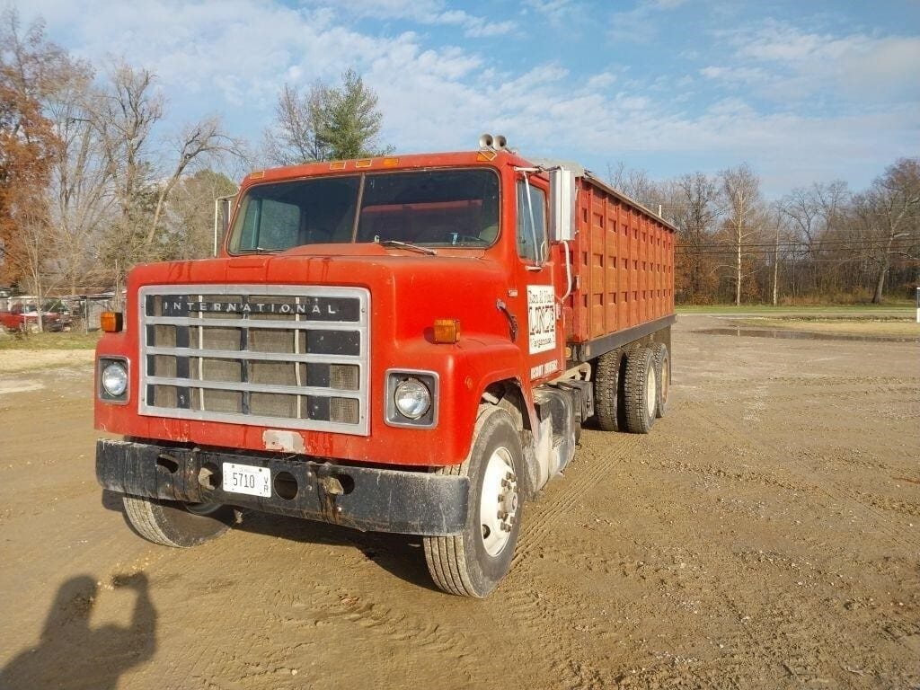 International 2275 Equipment Image0