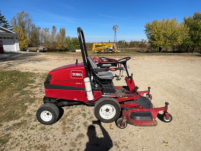 Image of Toro Groundsmaster 228-D equipment image 3