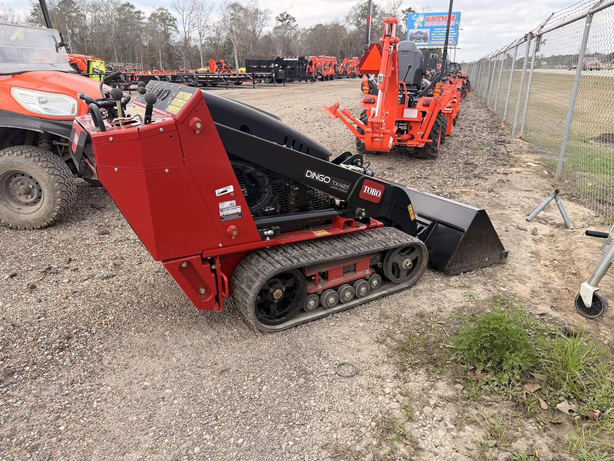 Toro Dingo TX427 Equipment Image0