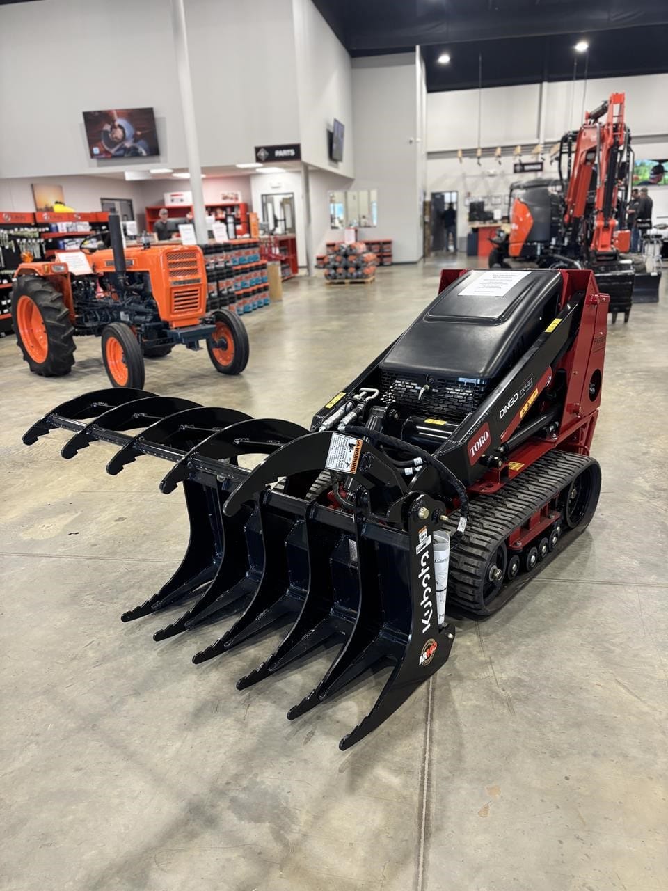 Toro Dingo TX427 Equipment Image0