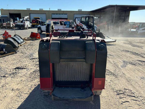 Image of Toro Dingo TXL2000 equipment image 3