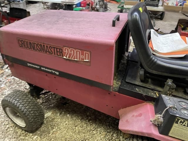 Image of Toro Groundsmaster 220-D equipment image 4