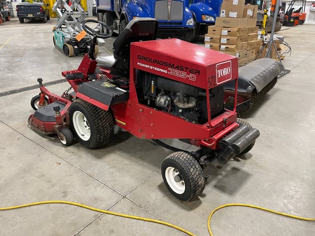 Image of Toro Groundsmaster 325-D equipment image 2
