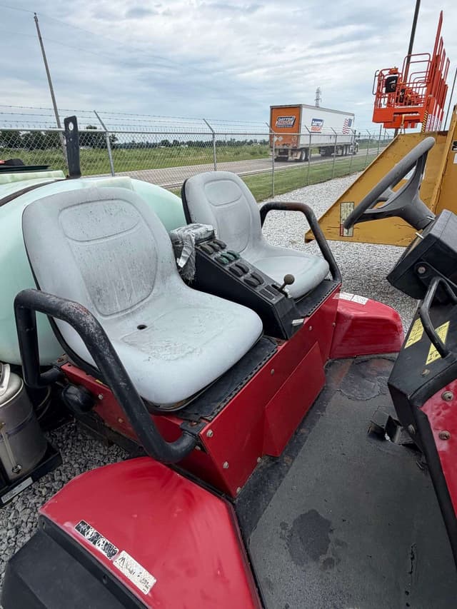 Image of Toro Multi Pro 5700D equipment image 2