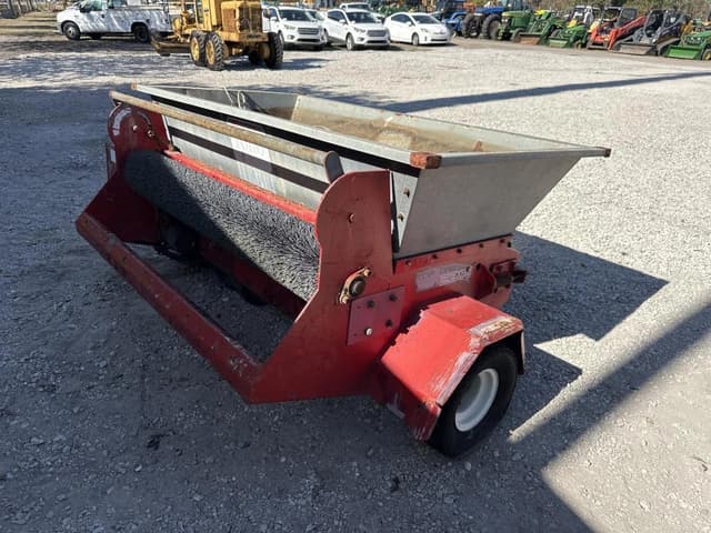 Image of Toro Top Dresser 2300 equipment image 4