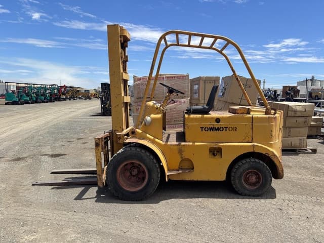 Image of Towmotor 689OG8024 equipment image 4