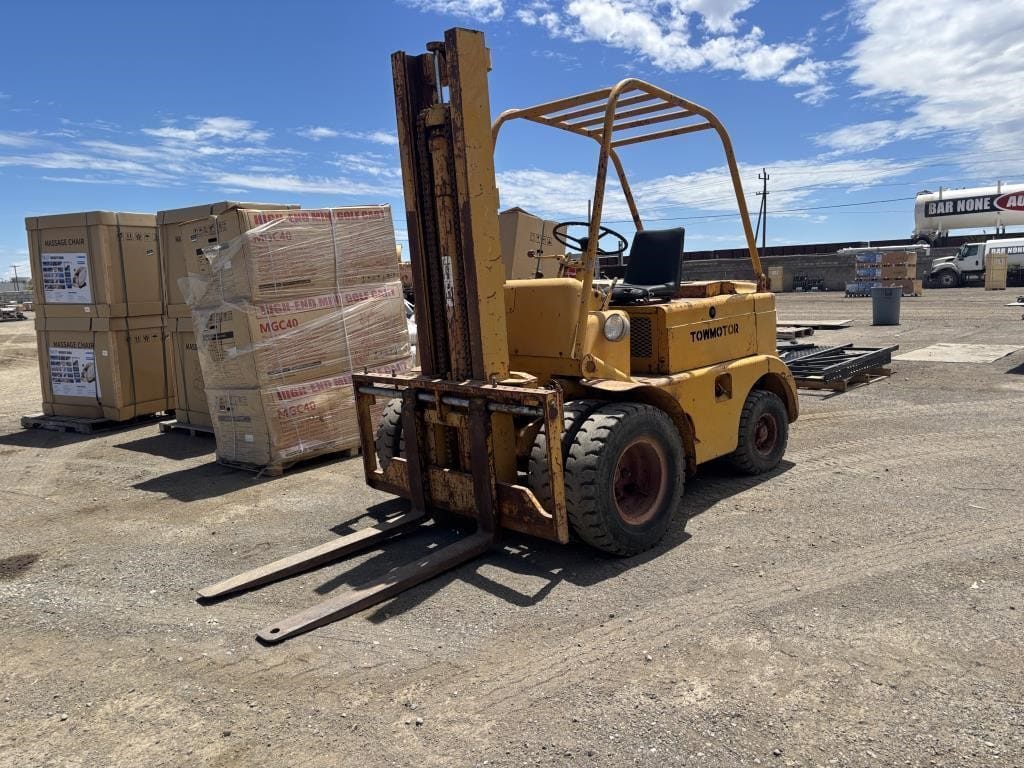 Towmotor 689OG8024 Equipment Image0
