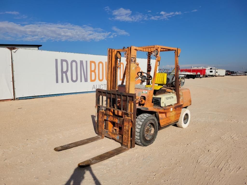 Toyota 02-2FG30 Equipment Image0