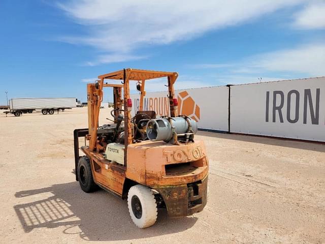 Image of Toyota 2FG30 equipment image 2